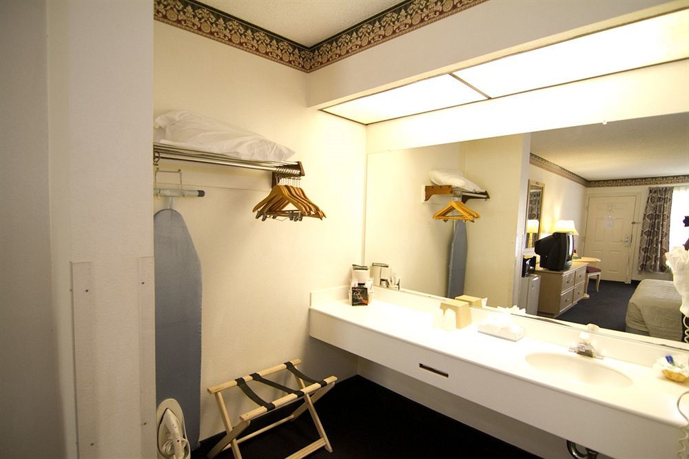 Anaheim Carriage Inn Bagian luar foto