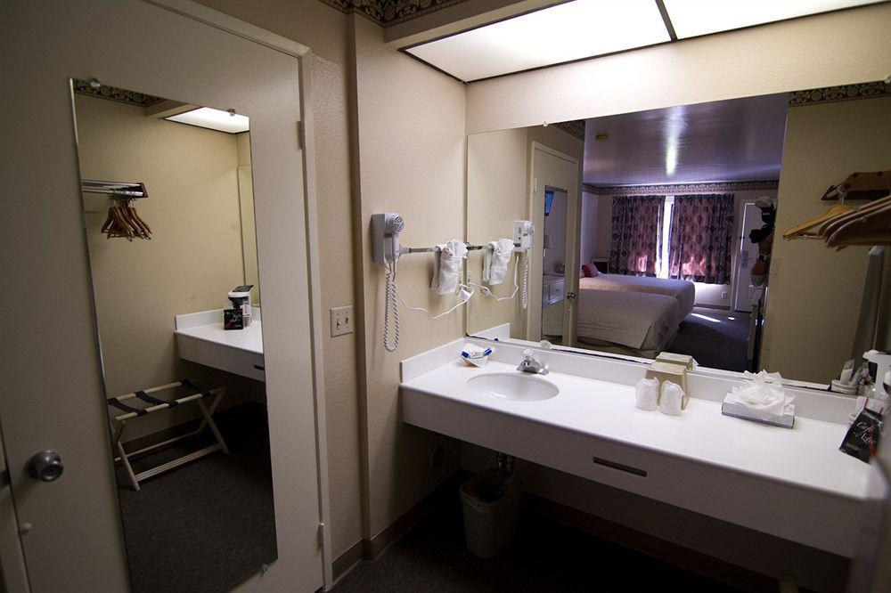 Anaheim Carriage Inn Bagian luar foto